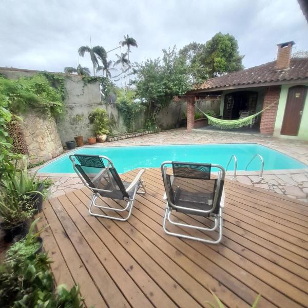 Casa com piscina e churrasqueira a 100 metros da praia