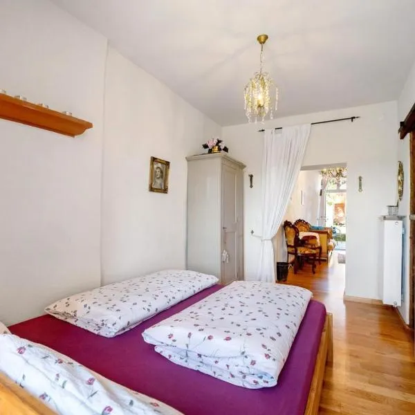 Kristallzimmer - Studio, hotel in Maring-Noviand