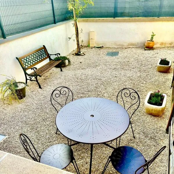 Appartement t2 avec terrasse et cour, hotel in Cavaillon