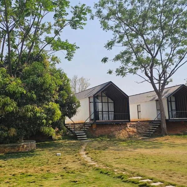 Aura Farms - Private Pool Cottages, ξενοδοχείο σε Rāmanagaram