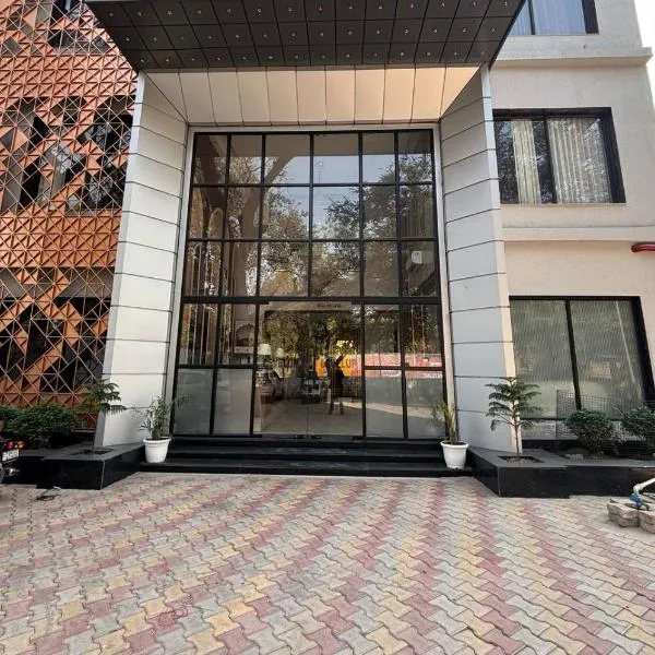 Levelup Plus Near Goal Bagh Railway Station Amritsar, hotel in Amritsar