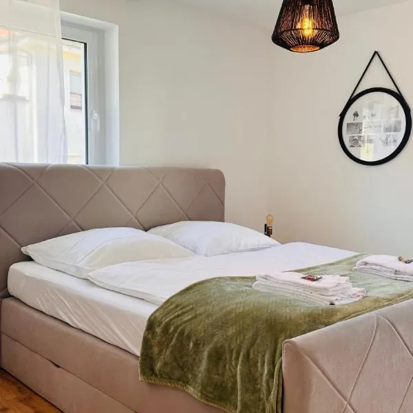 AMAO Pearl - Rollstuhlgerechte Suite - 94 qm - Balkon & Tiefgarage - Aufzug - Nähe Messe - bis 10 Pers 2Whg, khách sạn ở Offenburg