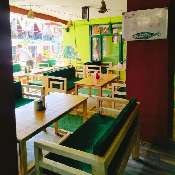 Non Stop Cafe Hostel & Stay, hotel v destinaci Manāli
