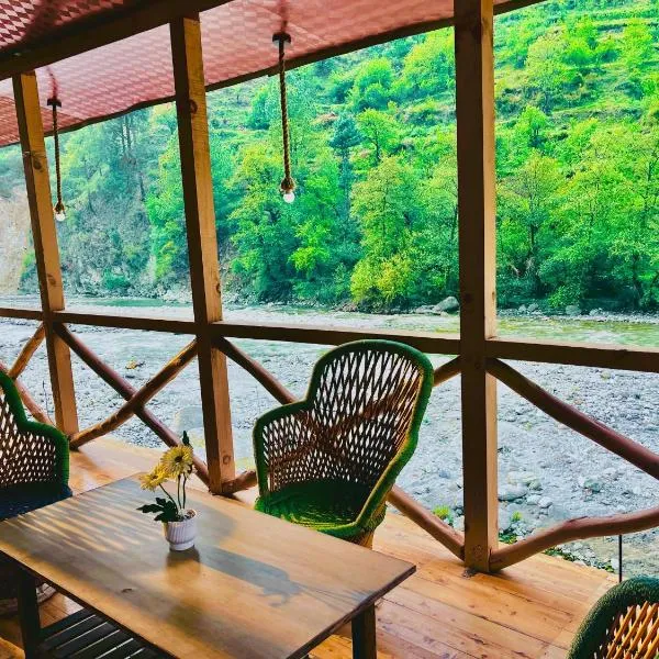 The Tirthan River View Retreat By Sneha Stays, hotel v destinaci Jibhi
