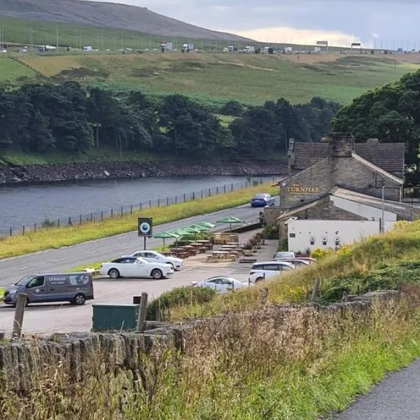 Turnpike by Maya Hotel & Restaurant, hotel v destinaci Rishworth