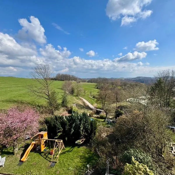 Willkommen in der Ferienwohnung mit atemberaubendem Blick in die Natur, hotel in Hückeswagen