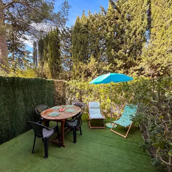 Studio rez de jardin dans résidence avec piscine, hotel i Bandol