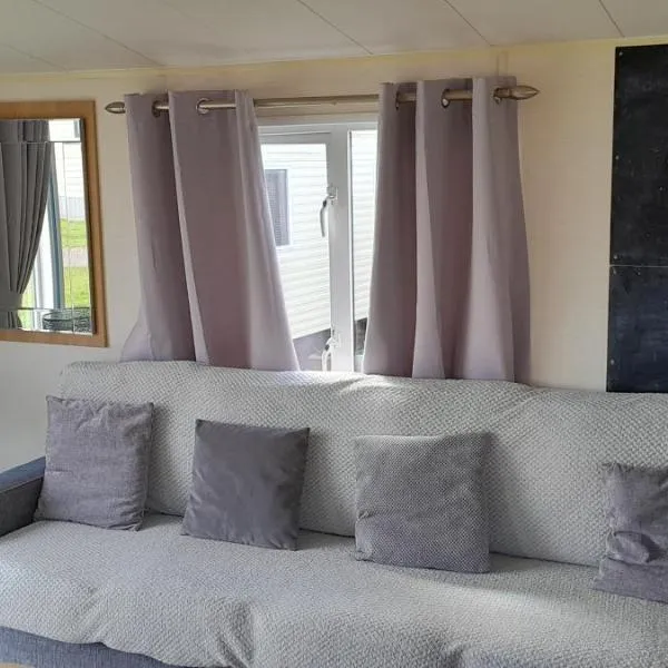 Arual Caravan Manor House Park. Allonby, Cumbria, hotel v destinaci Maryport