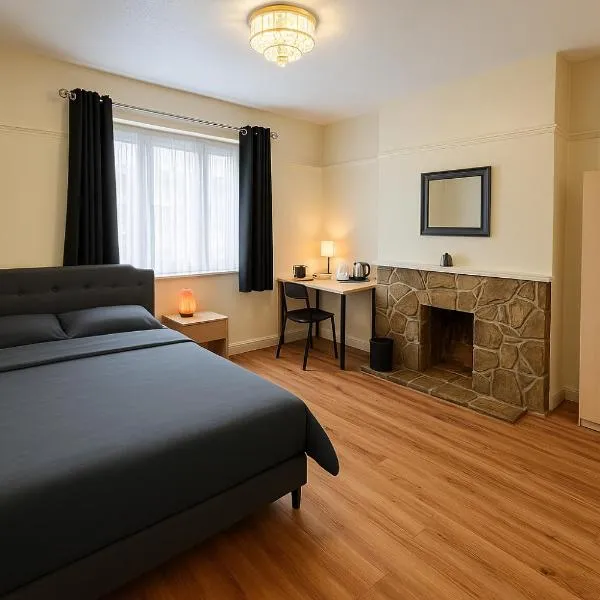 Cosy Double Room in Harrow & Wealdstone - Desk,Fast Free Wi-Fi,Near Station - 15 mins by train to Wembley Central & Euston, hotel in Harrow Weald