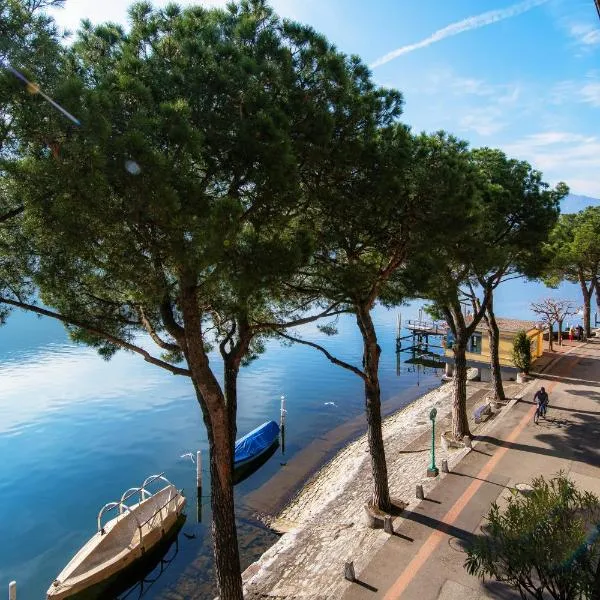 Gritti Palace Morcote - Stunning waterfront two-room flat offering breathtaking lake views - Papavero, hotel v destinaci Morcote