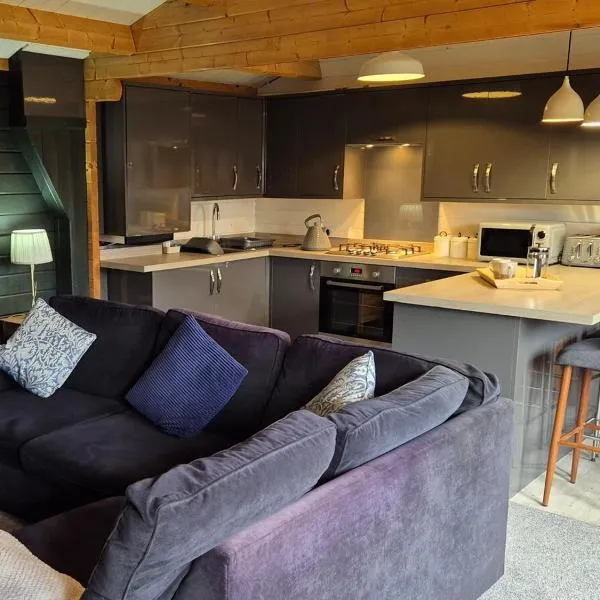 Chalet close to Heathrow T5, Windsor Castle, Legoland, Thorpe Park, with off road parking, free Wifi, private garden, spacious & fully equipped, cozy wood burner & comfy sofa, ideal for exploring London with trains to Waterloo, a beautiful unique retreat, hotel v destinaci Colnbrook