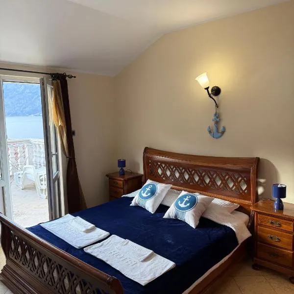 Beach Paradise Apartment Dobrota with private parking, hotel v destinaci Kamenarovići