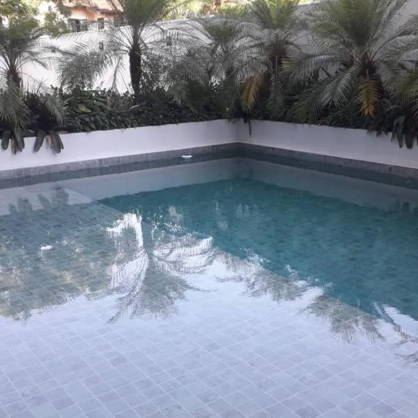 lindo apartamento martim de sá 2 dormitórios piscina pé na areia 32 b, hotel in Caraguatatuba