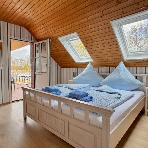 Bensersiel Ferienwohnung Matrose mit Balkon und Garten, hotel in Bensersiel