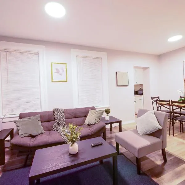 Modern comfort-2BR haven mins to NYC, hotel v destinaci Jersey City