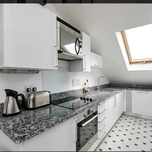 Modern & Cosy 1 Bed Flat in the heart of Wimbledon with parking, hotel i London