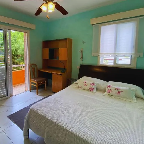 Villa Clementinka - 200 meters from the sea, hotel in Chlorakas