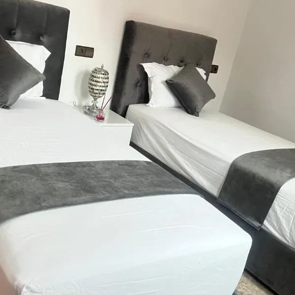 Magnifique maison famiiale moderne spacieuse de 150 m Avec de 3 chambres ,confortables et d un grand salon et terrasse, Idealement situee a 9 min du centre-ville elle se trouve à proximite de la route principale menant a l aeroport Berkane et Saidia, hôtel à Oujda