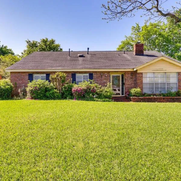 Spacious Downtown Montgomery Home with Yard, Patio!, hotel v destinaci Montgomery