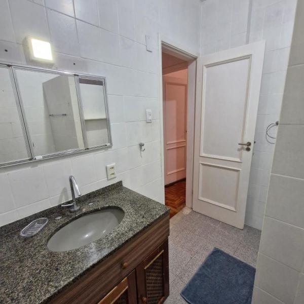ipanema general osório, 70m2, 2 Quartos com camas queen, 2 Banheiros, cozinha americana, Ar Condicionado, Moderno, Silencioso, Internet 700mbps, TV Smart, portaria 24h e do lado da Praia Ipanema e Metro - Foto 3