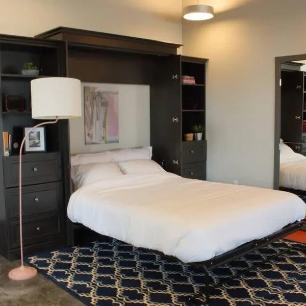 Industrial Chic Studio, Unit B, hotel in Halifax