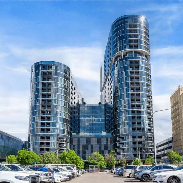 Modern Chic 1-Bedroom Apartment with Parking, hotel in Phillip