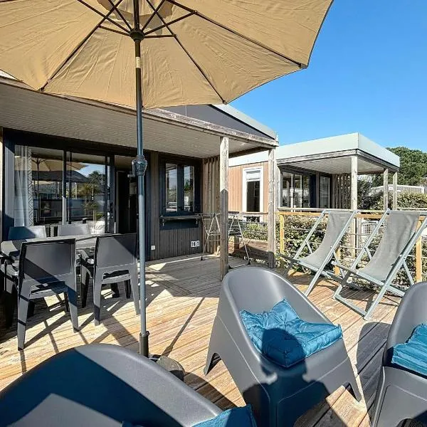 Mobil-home Confort 4 pers, plage à 200m, piscine chauffée, terrasse Sud, parking, wifi inclus - FR-1-361A-81, hotel in Jullouville-les-Pins