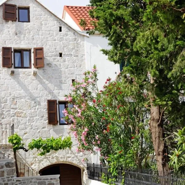 Villa Urska, hotel in Bol
