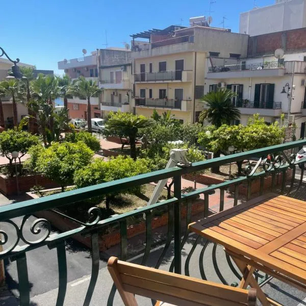 Il Glicine Apartment a 2 min dalla Spiaggia, hotel in Letojanni