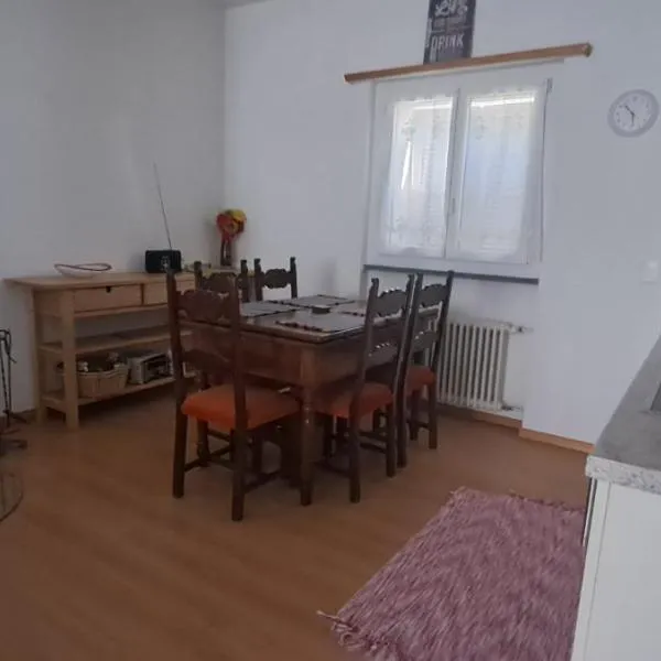 Casa con giardino in centro, khách sạn ở Pianezzo