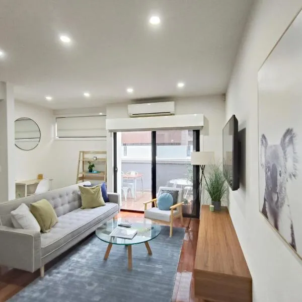 Luxury Beachside Townhouse - Walk to Beach - Private Rooftop Terrace, hotel em Melbourne
