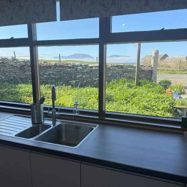 Withi-Gill - Cottage - Bay of Ireland Views, hotel en Stromness