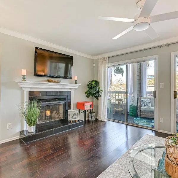 Waterfront Lake Norman Retreat w/ Balcony, Hotel in Davidson