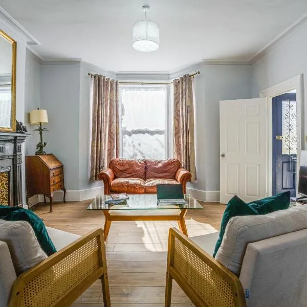 4BR Family Home, Garden, WiFi, 5mins to Elisabeth Line & 10min to Stratford, hotel em Londres