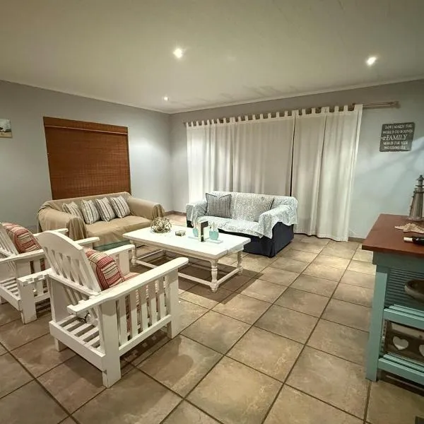 Barking Beach Cottage, Sandbaai - Pet Friendly, hotel in Hermanus