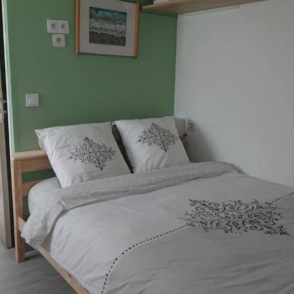 Studio indépendant au calme, hotel in Château-lʼÉvêque