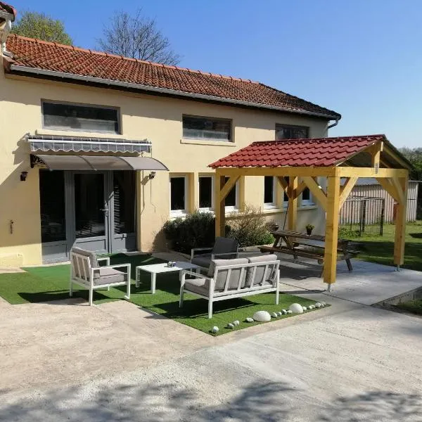 Maison avec jardin au calme proche de paris (30mn), hotel in Longpont-sur-Orge