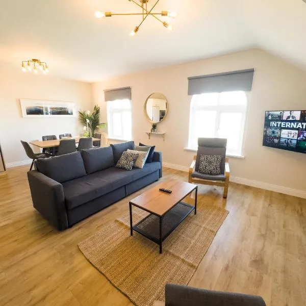Luxury Penthouse Apartment overlooking Main Beach, hotel in Bundoran