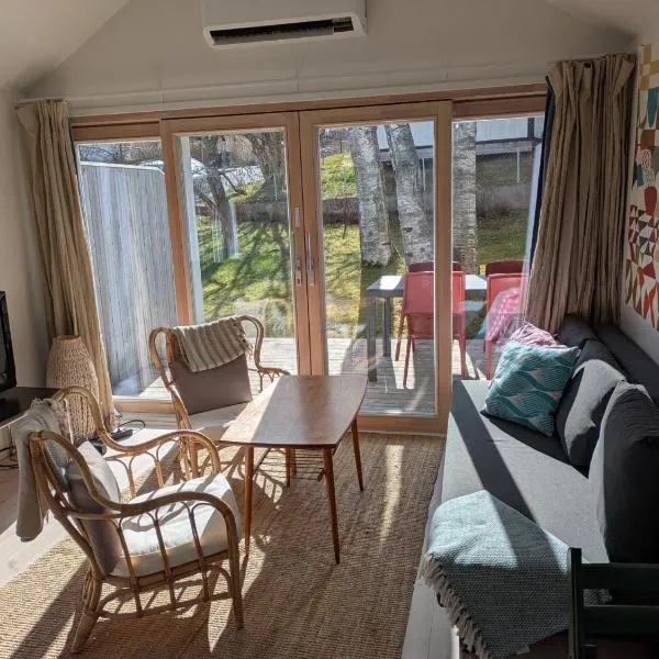 Sparkling newly built house close to city & nature, hotel v destinaci Stockholm