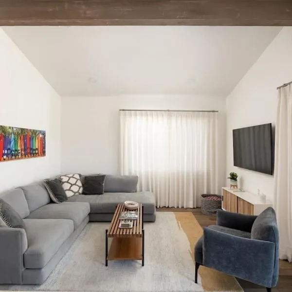 2BD Sashas Bungalow Beach Vibes 1 Block Away, hotel in San Diego