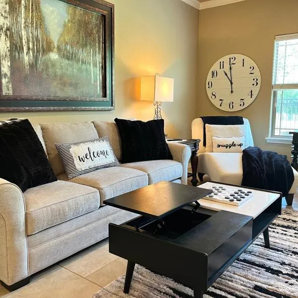 King Suite, 2 Bed 2 Bath, Sleeps 6, hotel in College Station