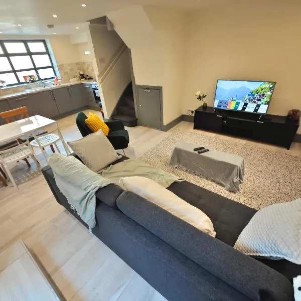 Bright 2 Bedroom Flat with Patio 10 min to Camden Market, hotel in London