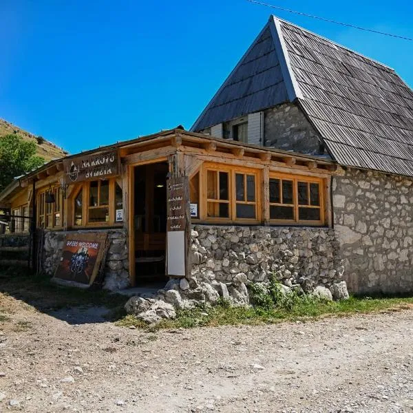 Family Apartment Na krovu svijeta, hotel u gradu Gornji Lukomir