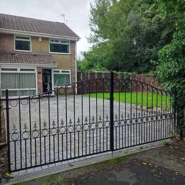 4-bed quiet cul de sac location with large secure off road parking for 4 cars, hotel in Timperley