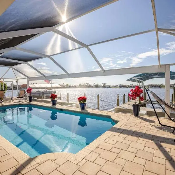 Waterfront Escape Luxurious Stay, hotel in Cape Coral