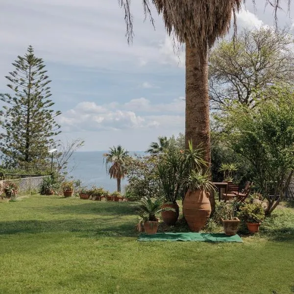Central apartment - Seaview and garden, hotel in Corfu Town
