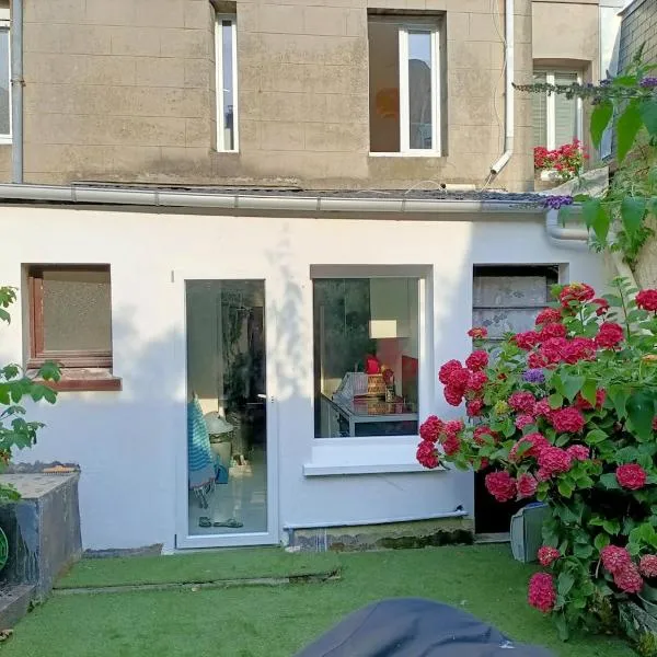 Maison spacieuse de 2 chambres avec jardinet extérieur, hotel in Le Tréport