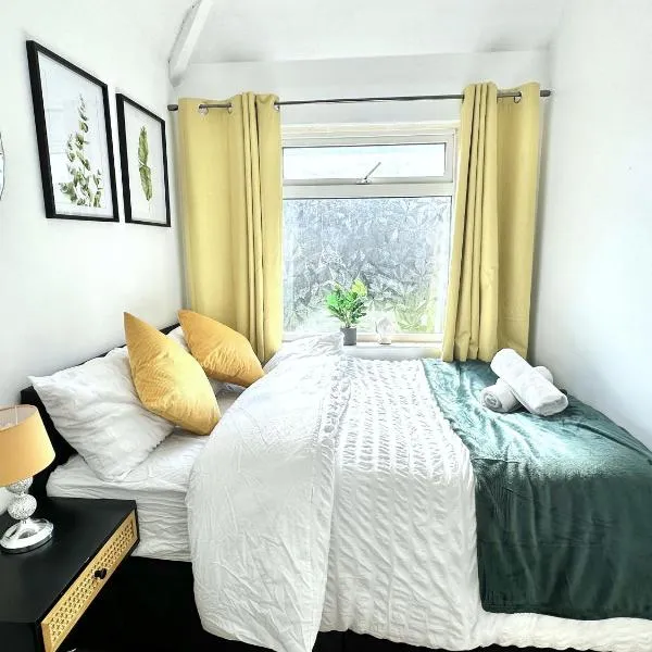 3 bedroom entire house sleeps 8 twin beds near Coventry University City Center driveway Parking, hotel in Coventry
