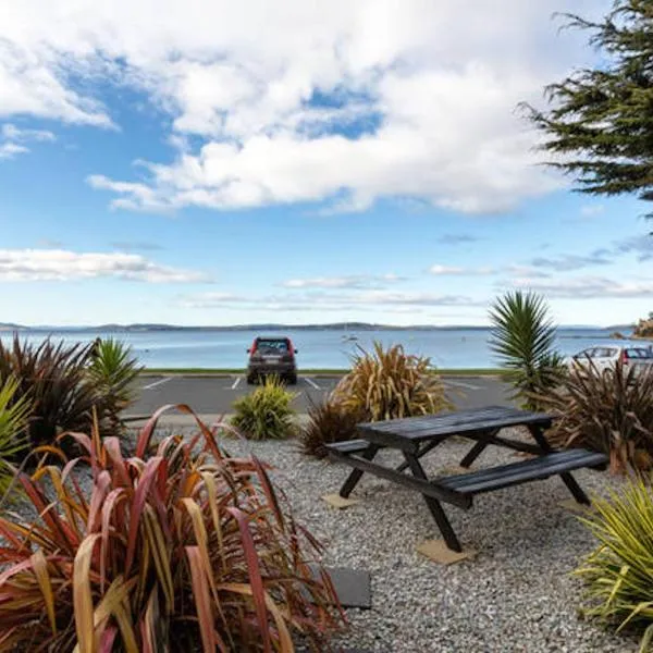 Beachfront Apartment Blackmans Bay、Kingston Beachのホテル