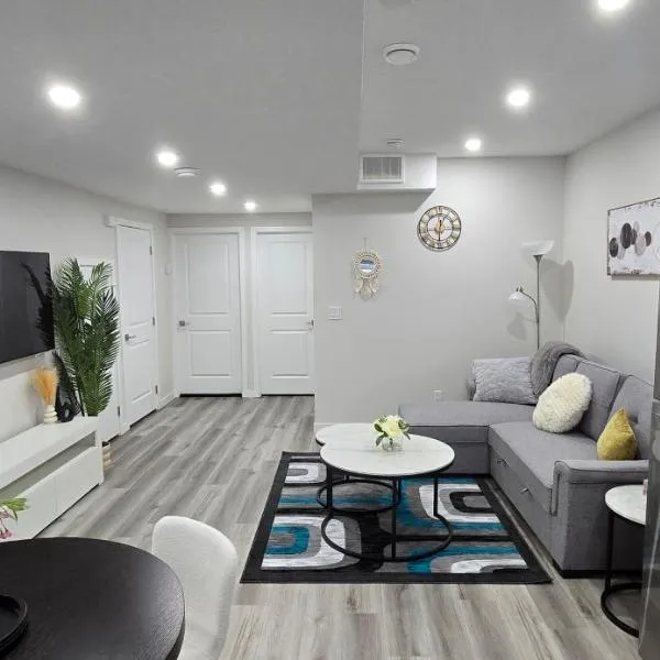 Bleniel Place - Stylish Basement Suite with Wi-Fi Netflix & Parking, hotel in Edmonton